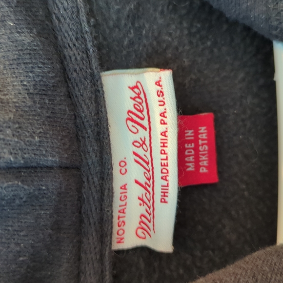 Mitchell And Ness x Canucks Euro Hoodie - Picture 4 of 4